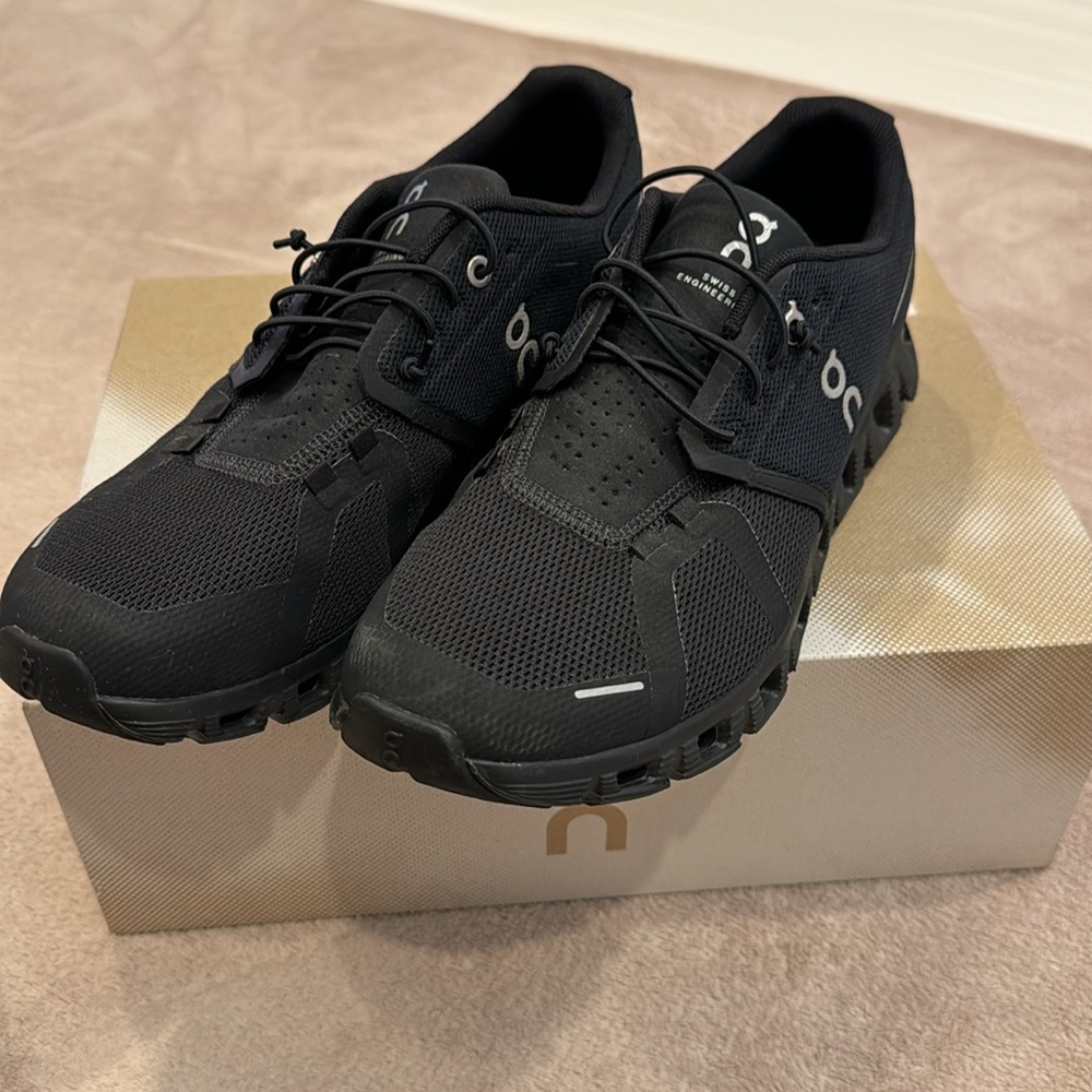 Cloud 5 Shoes new in Box - all Black